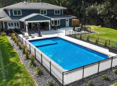 Menomonee Falls Vinyl Liner Pool with Custom Tanning Ledge